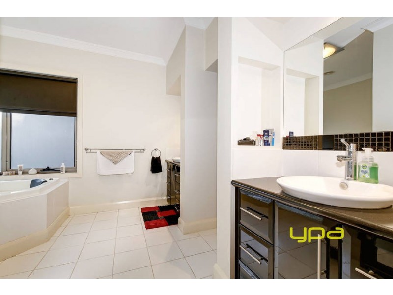 8 Royal Oaks Drive, Tarneit VIC 3029
