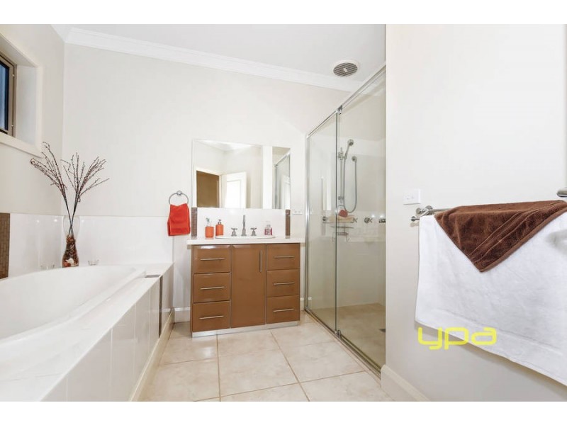 8 Royal Oaks Drive, Tarneit VIC 3029