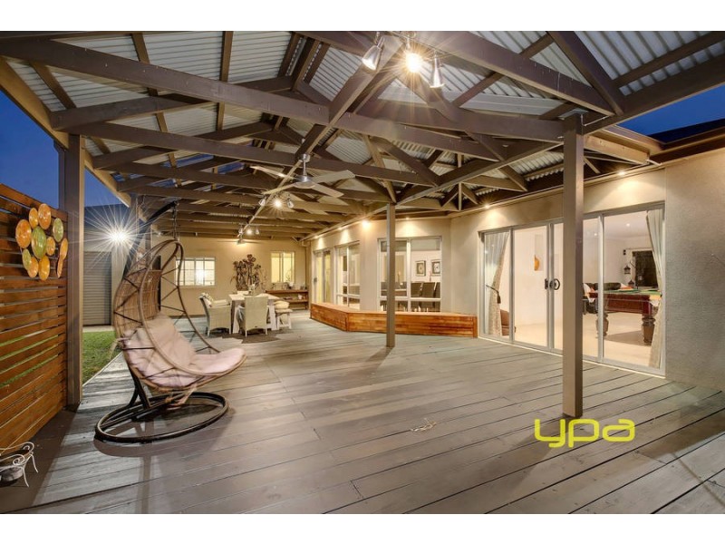 8 Royal Oaks Drive, Tarneit VIC 3029