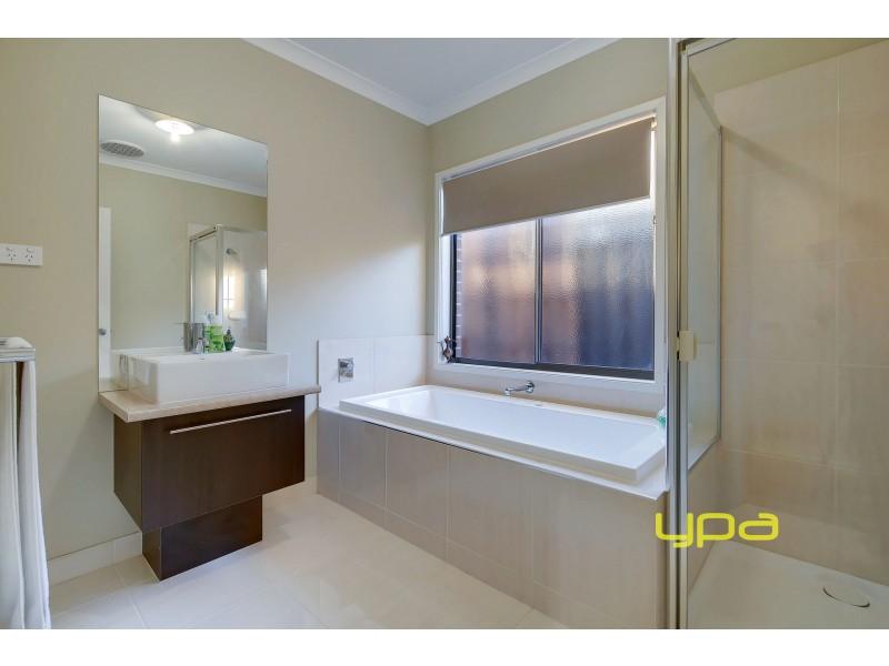 10 Clearwater Rise Parade, Truganina VIC 3029