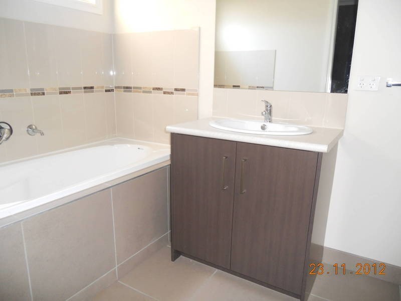 1/12 Global Way, Wyndham Vale VIC 3024