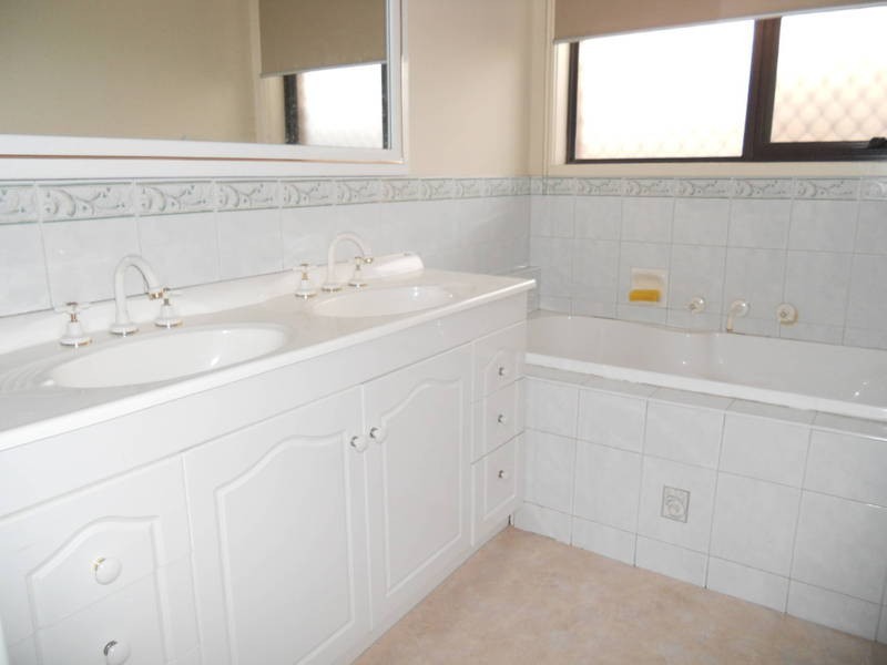 102 Heaths Road, Hoppers Crossing VIC 3029