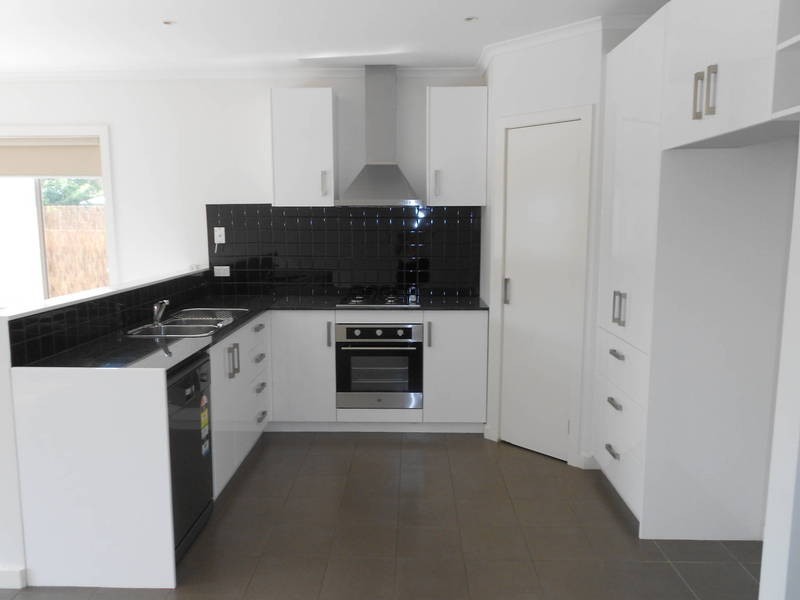 2/274 Greaves Street North, Werribee VIC 3030