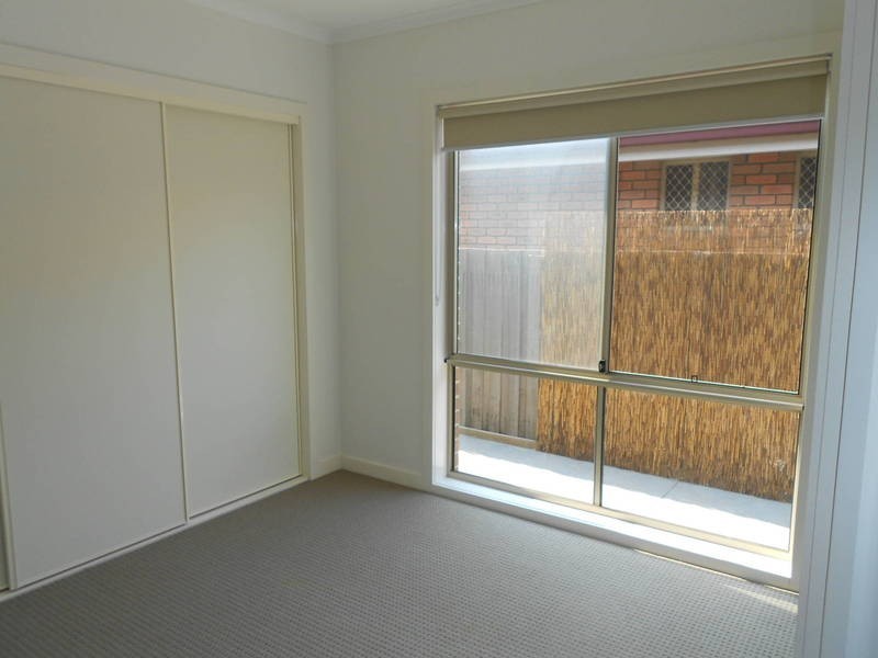 2/274 Greaves Street North, Werribee VIC 3030