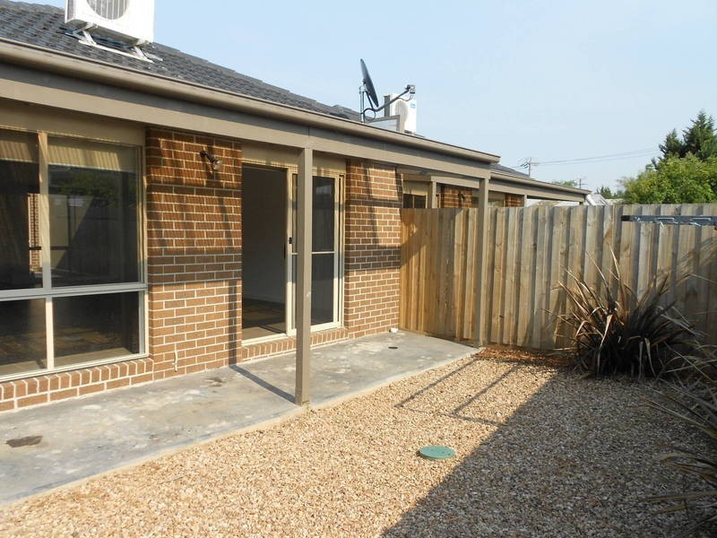 2/274 Greaves Street North, Werribee VIC 3030