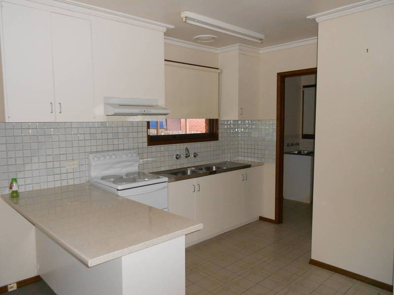 2/7 Deutgam Street, Werribee VIC 3030