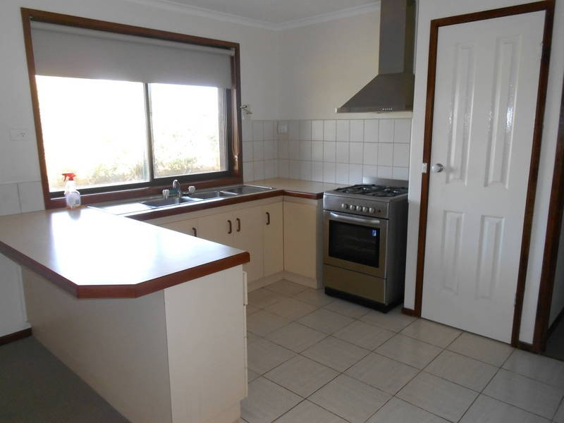 2/16  Songlark Crescent, Werribee VIC 3030