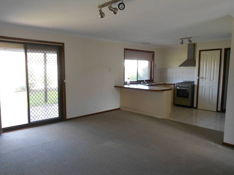 2/16  Songlark Crescent, Werribee VIC 3030