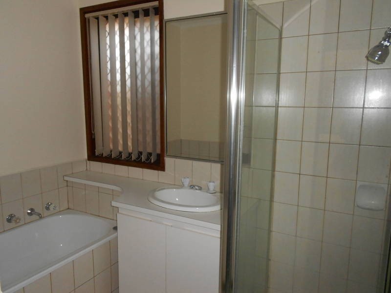 2/16  Songlark Crescent, Werribee VIC 3030