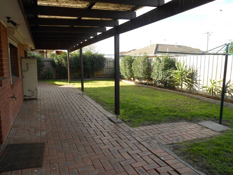 2/16  Songlark Crescent, Werribee VIC 3030