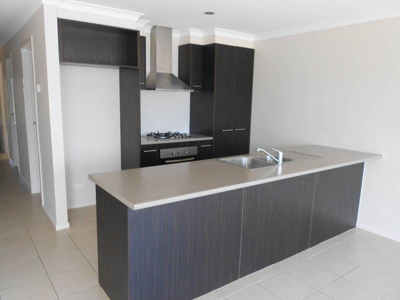 2/15 Lady Penrhyn Drive, Wyndham Vale VIC 3024