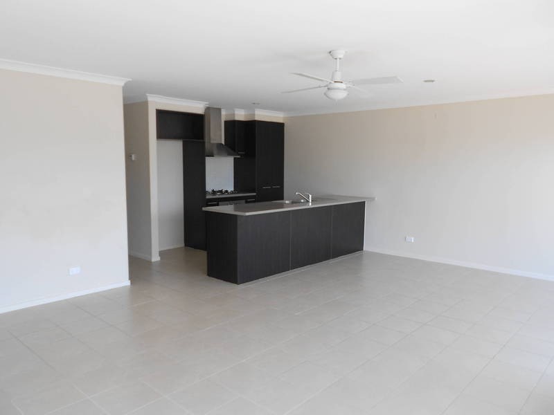 2/15 Lady Penrhyn Drive, Wyndham Vale VIC 3024