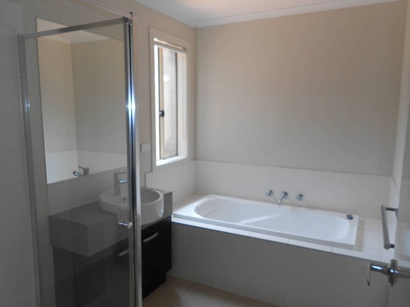 2/15 Lady Penrhyn Drive, Wyndham Vale VIC 3024