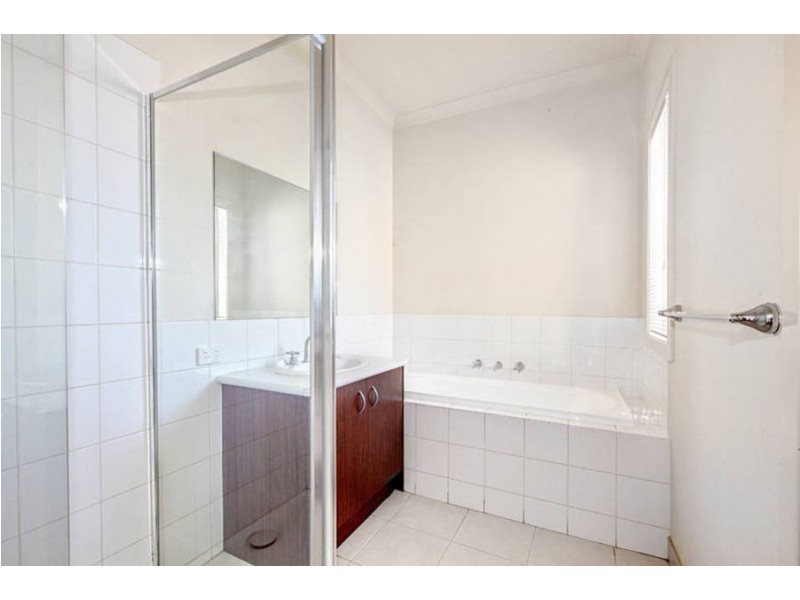 2/2-4 Rutman Close, Werribee VIC 3030