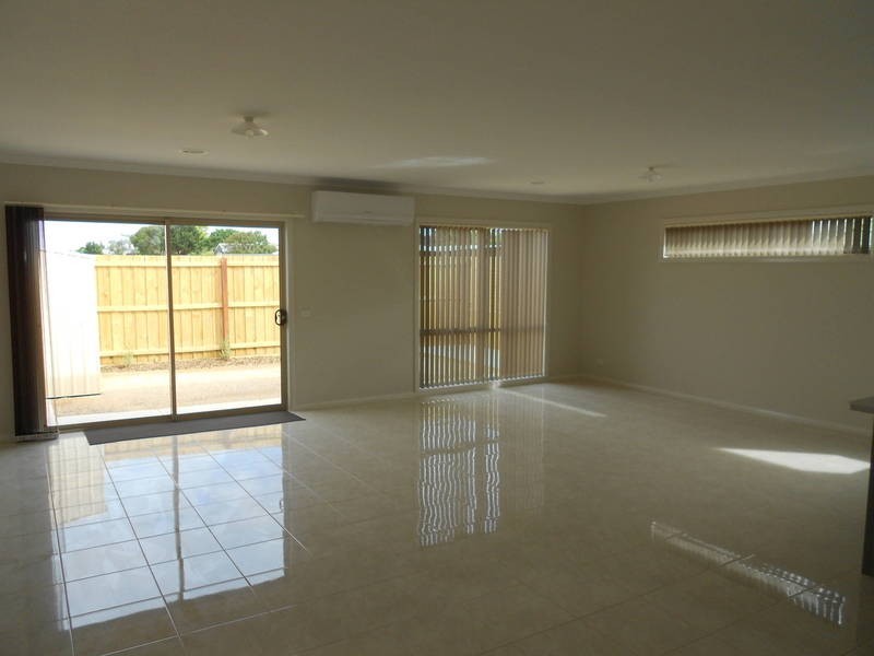 2/98  Walls Road, Werribee VIC 3030