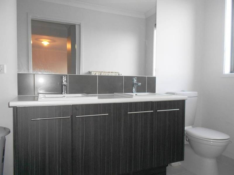 2 Bregman Esplanade, Wyndham Vale VIC 3024