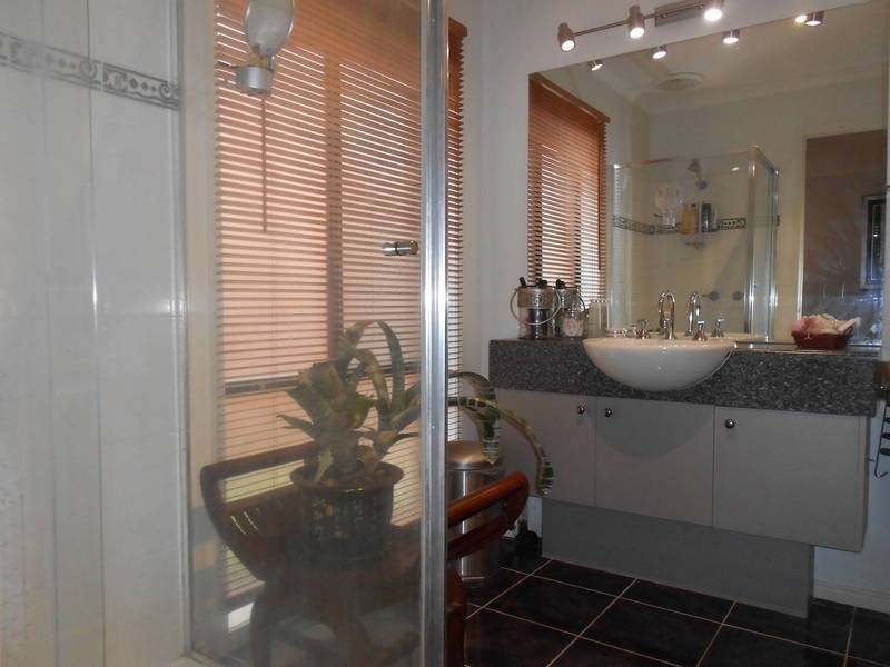 27 Chesterton Avenue, Tarneit VIC 3029