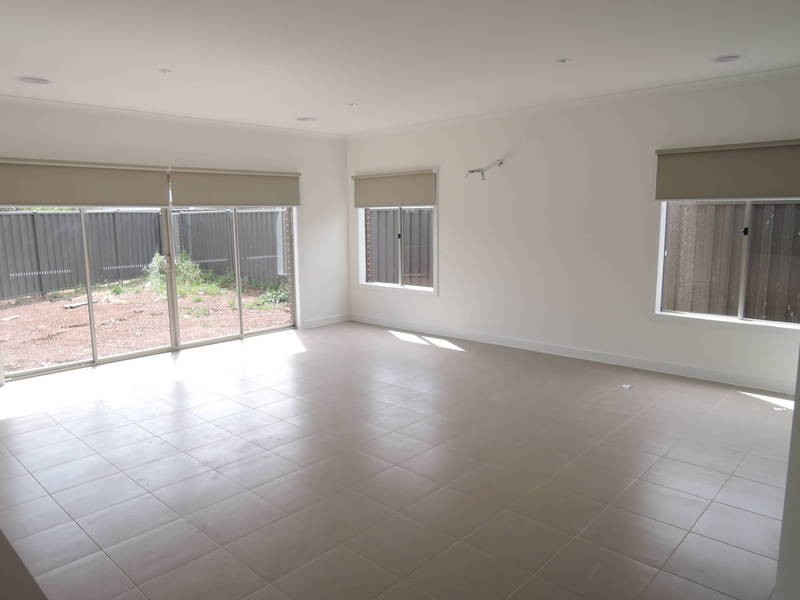 2/10 Chapman Drive, Wyndham Vale VIC 3024