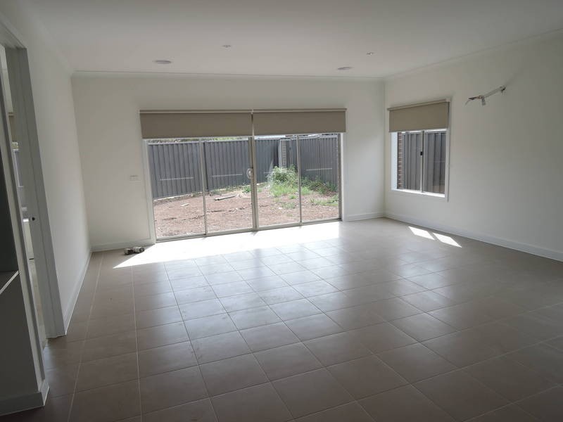 2/10 Chapman Drive, Wyndham Vale VIC 3024
