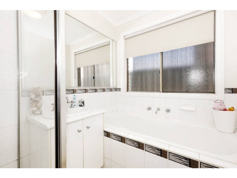 41 Manor Lakes Boulevard, Wyndham Vale VIC 3024