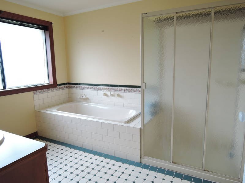 2 Jasmine Close, Hoppers Crossing VIC 3029