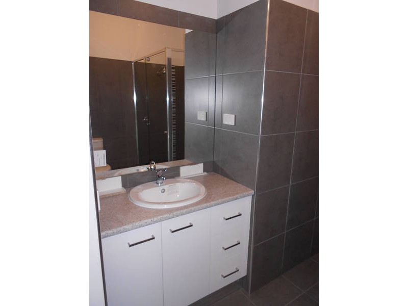 2/77 Market Road, Werribee VIC 3030