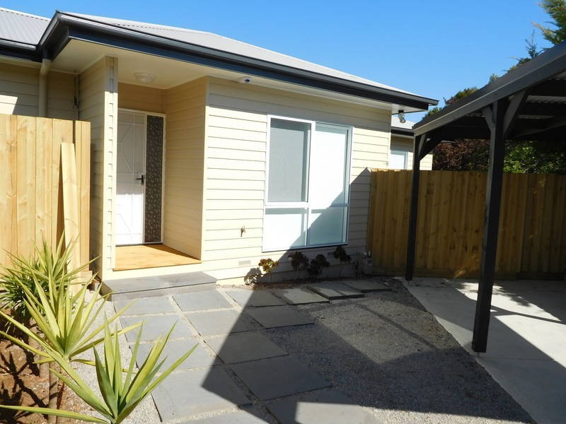 2/15 Golden Avenue East, Werribee VIC 3030