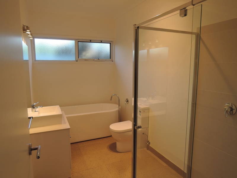 2/15 Golden Avenue East, Werribee VIC 3030