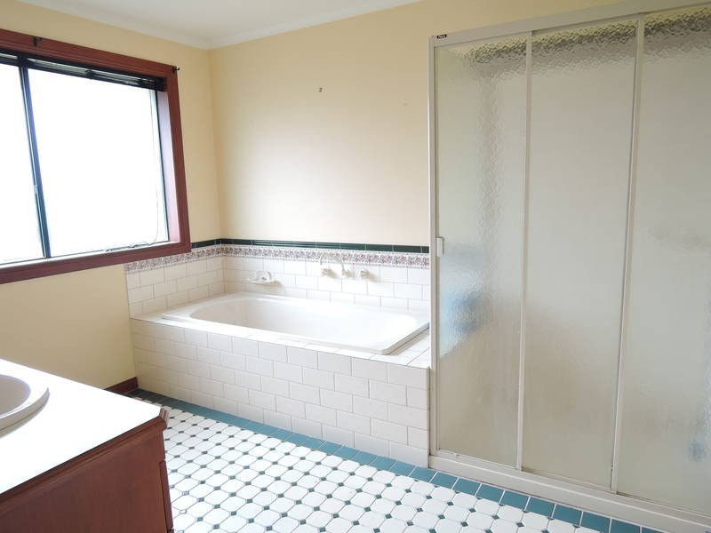 2 Jasmine Close, Hoppers Crossing VIC 3029