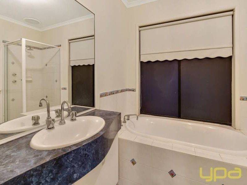 60 Tournament Drive, Sanctuary Lakes VIC 3030