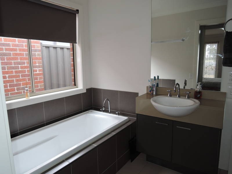 2/81 Princes Highway, Werribee VIC 3030