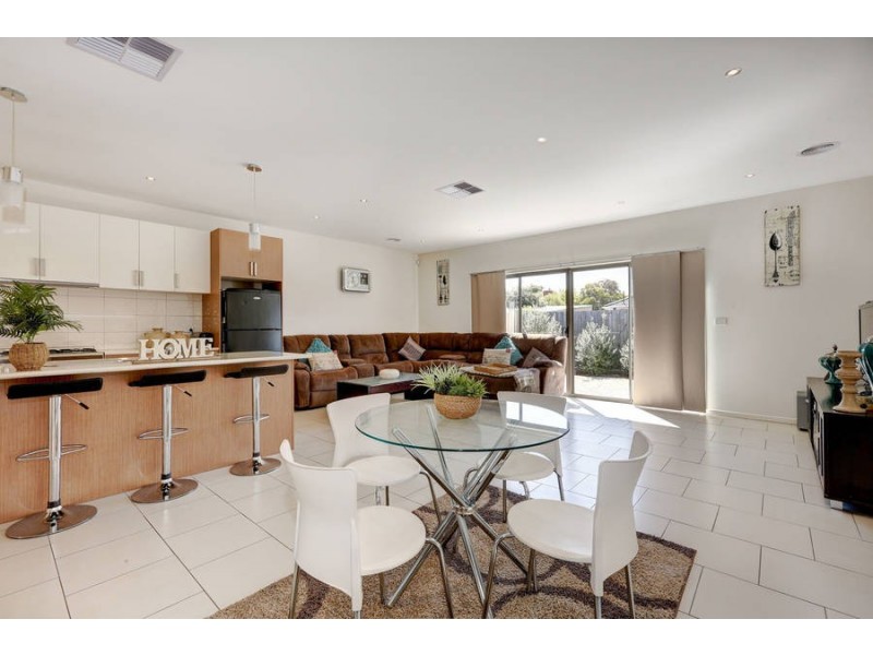 2/9 Barrot Avenue, Hoppers Crossing VIC 3029