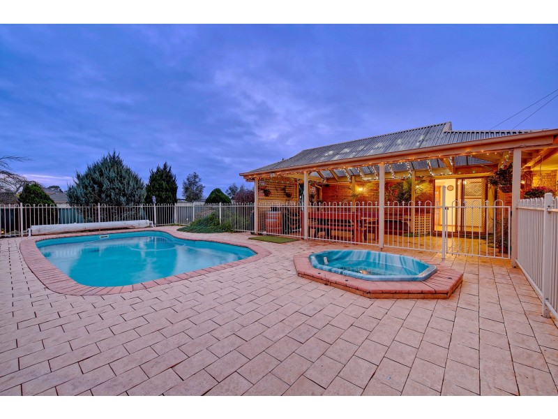 27 Sunbird Crescent, Hoppers Crossing VIC 3029