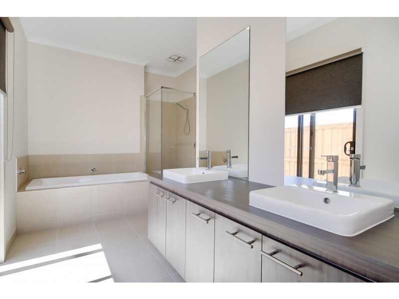 14 Catamaran Drive, Werribee South VIC 3030