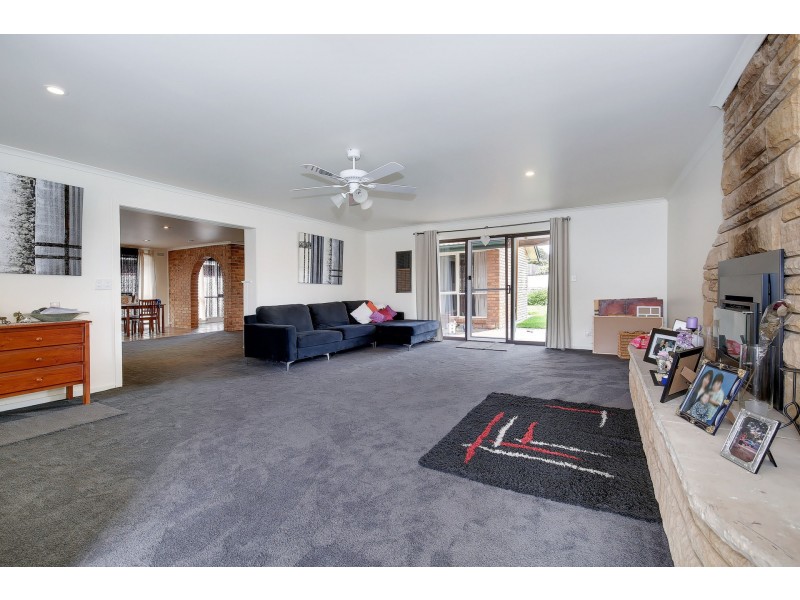 12 Daphne Crescent, Werribee VIC 3030