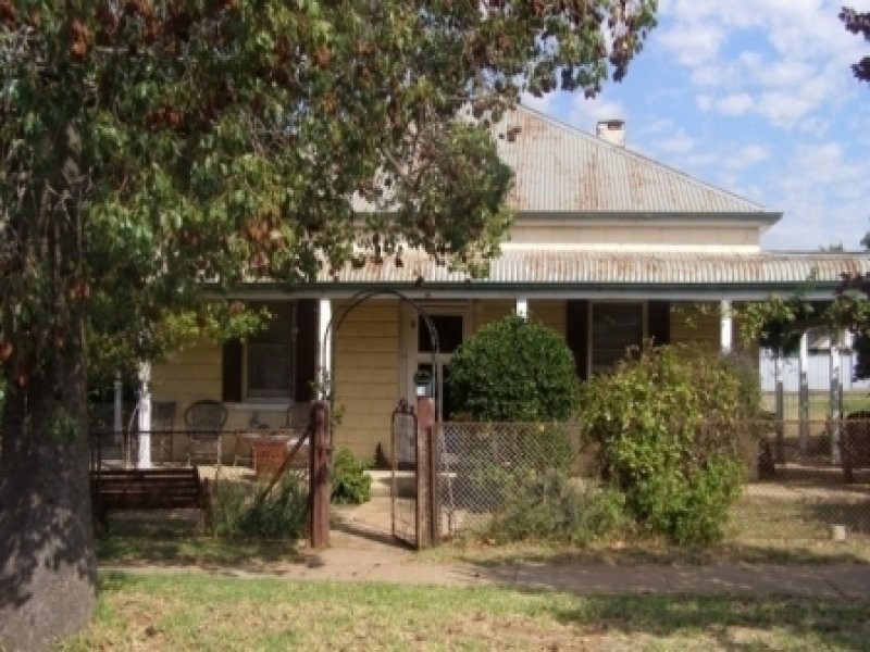 19 Derowie Street, Manildra NSW 2865