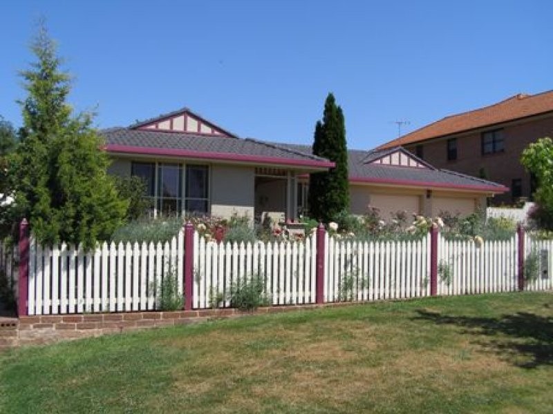 18 Pineridge Drive, Orange NSW 2800