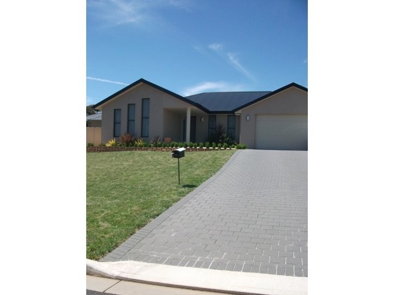 4 Brock Place, Orange NSW 2800