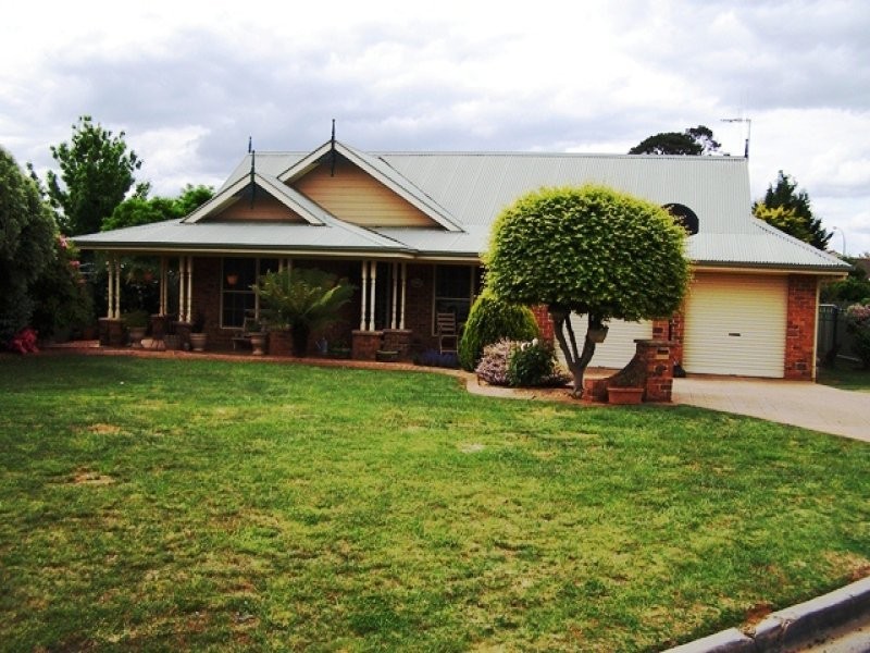 4 Jarrah Place, Orange NSW 2800