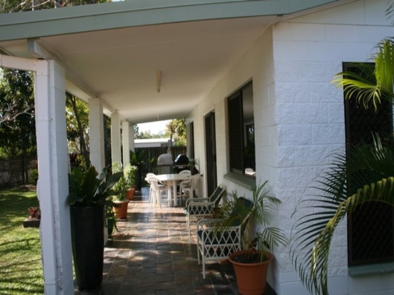 2 Tracey St, Balgal Beach QLD 4816