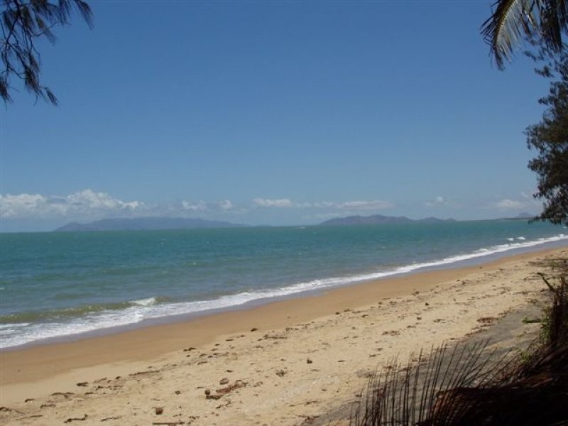 31 Reef Street, Saunders Beach QLD 4818