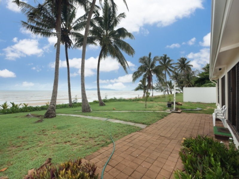 28 Reef St, Saunders Beach QLD 4818