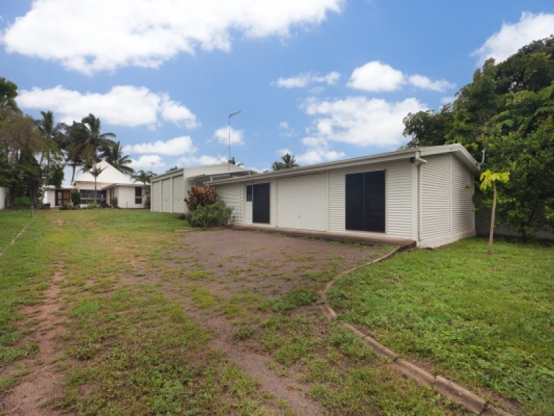 28 Reef St, Saunders Beach QLD 4818