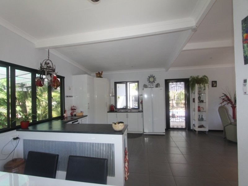 39 Reef Street, Saunders Beach QLD 4818