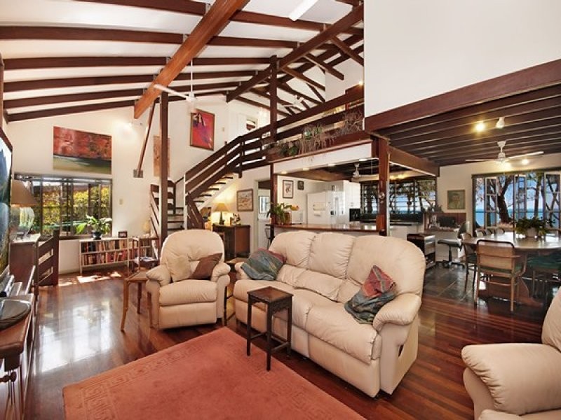 36 Reef St, Saunders Beach QLD 4818