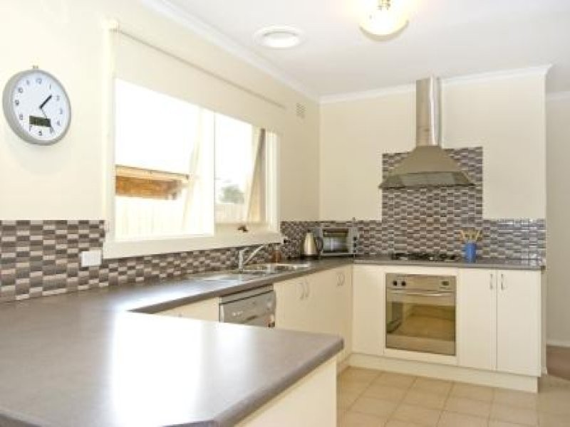 Unit 1 104 McClelland Avenue, Lara VIC 3212