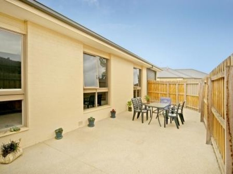Unit 1 104 McClelland Avenue, Lara VIC 3212