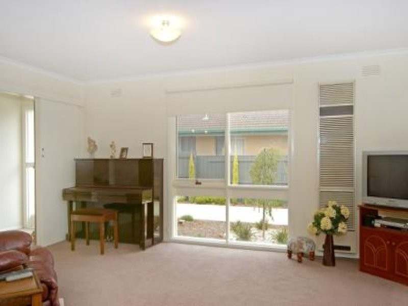 Unit 1 104 McClelland Avenue, Lara VIC 3212