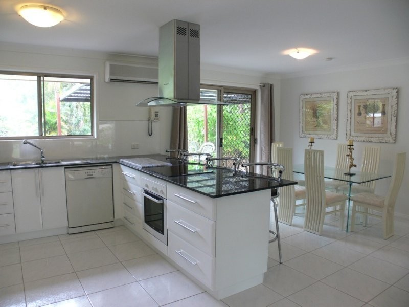 10 Allan Avenue, Glass House Mountains QLD 4518