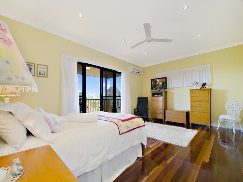 8 Knowles Place, Glass House Mountains QLD 4518